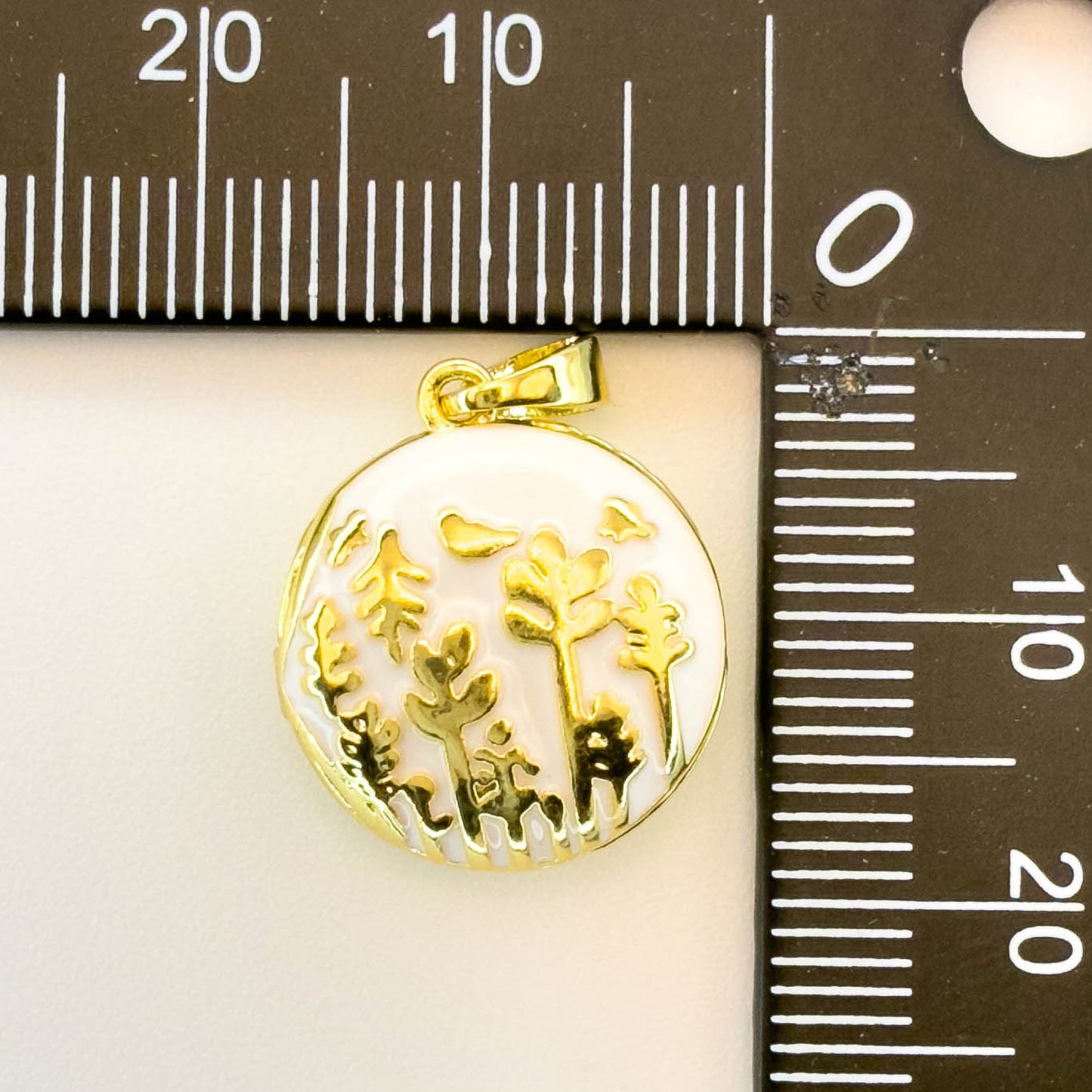 LYVANLIRound Locket Necklace with Oil Painting Design – Photo Pendant Charm for Women, Minimalist Gold Plated Jewelry Accessory