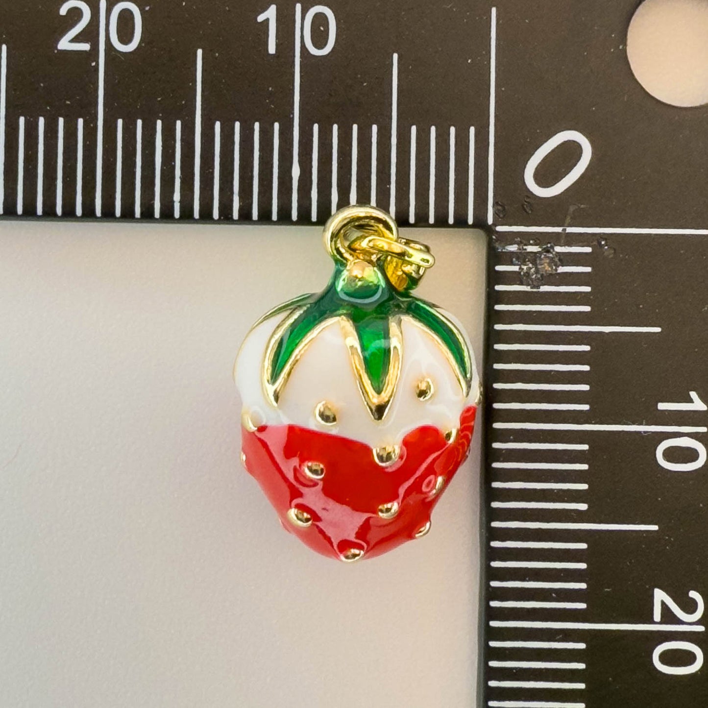 LYVANLICute Strawberry Charm Pendant – Hand‑Painted Enamel DIY Accessory for Bracelets, Necklaces & Earrings – Jewelry Making Supplies