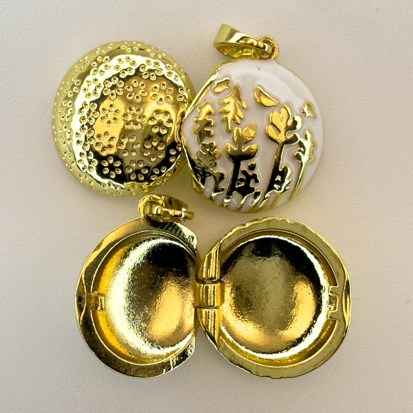 LYVANLIRound Locket Necklace with Oil Painting Design – Photo Pendant Charm for Women, Minimalist Gold Plated Jewelry Accessory