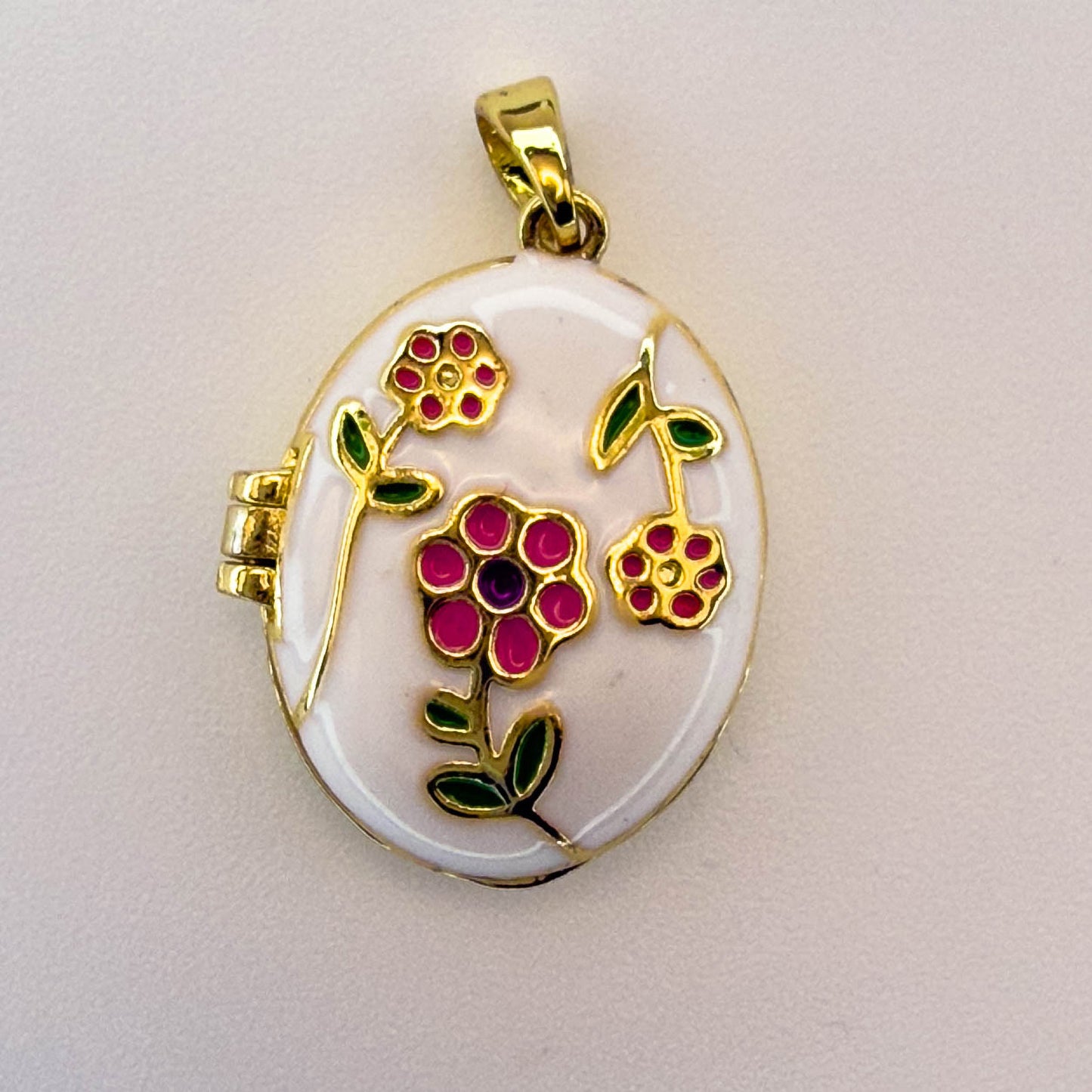 LYVANLIRound Locket Necklace with Oil Painting Design – Photo Pendant Charm for Women, Minimalist Gold Plated Jewelry Accessory